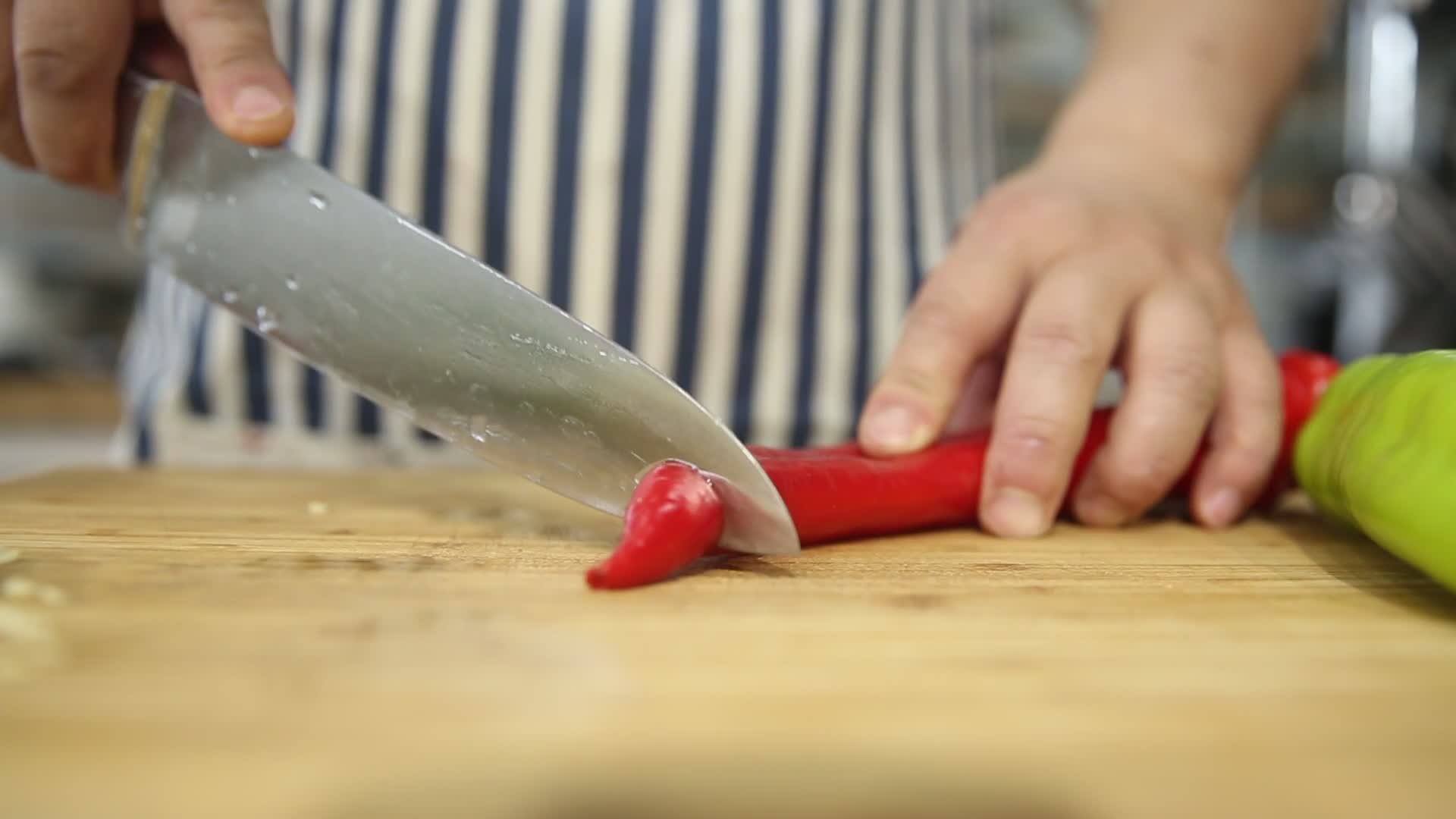 厨师切青红椒视频的预览图