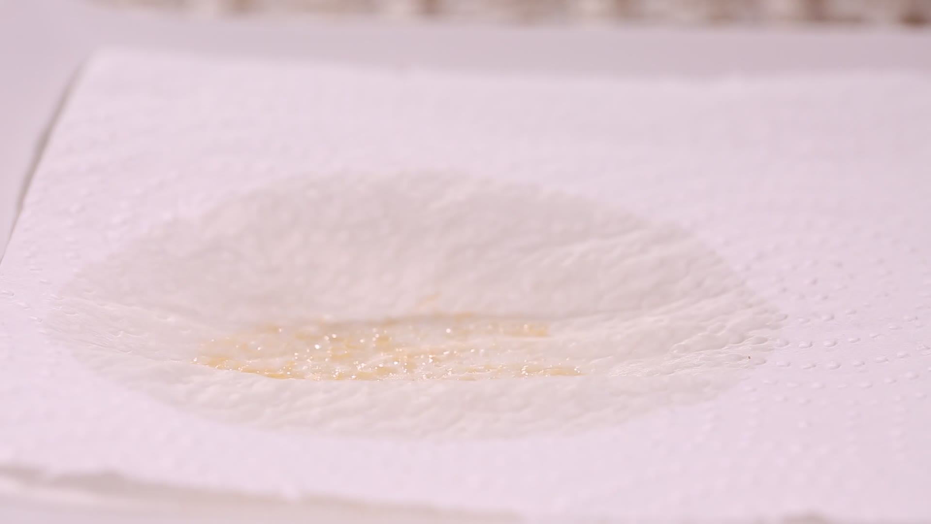 餐巾纸吸油油脂污渍视频的预览图
