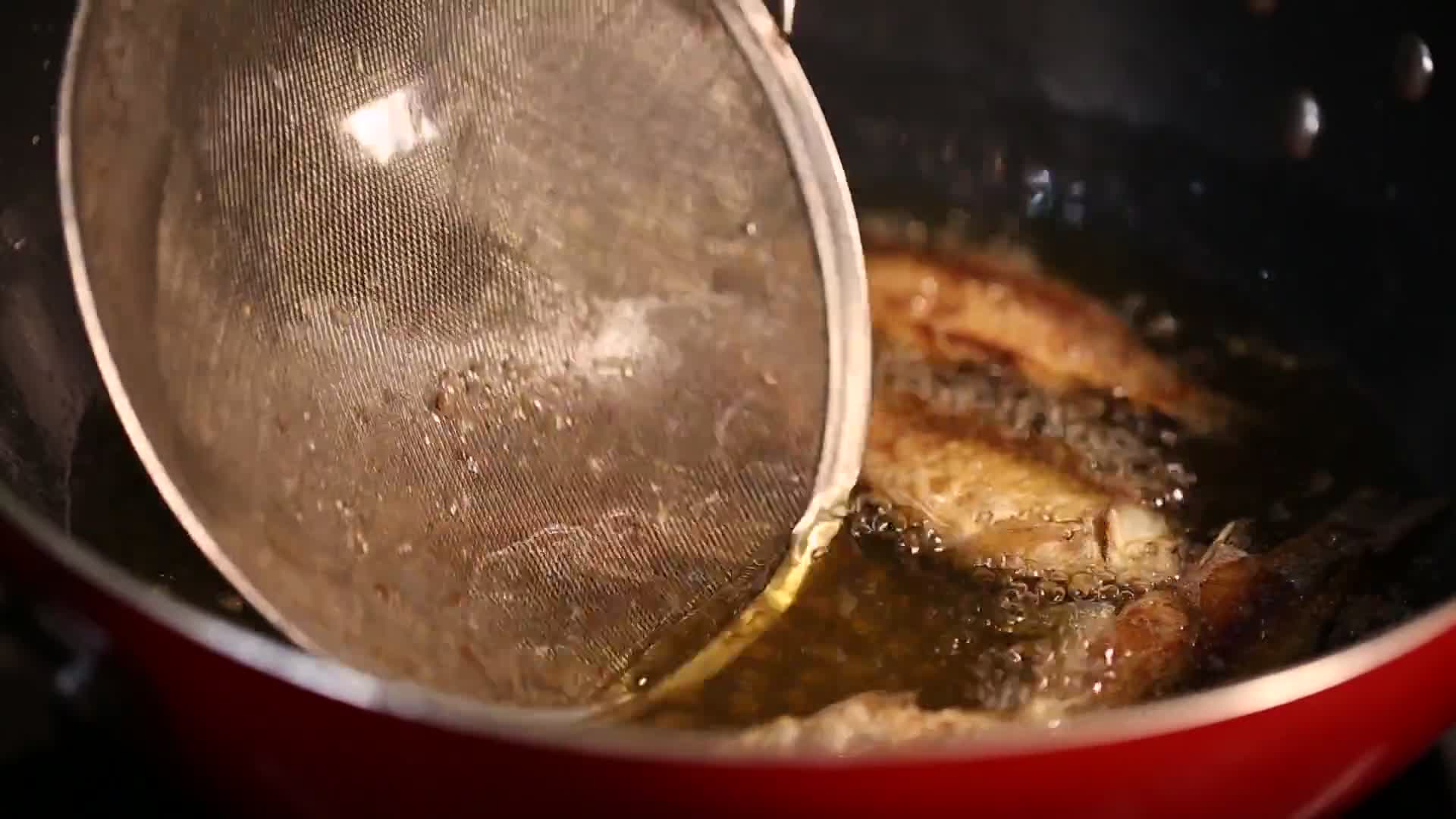 沸腾油锅炸鱼视频的预览图