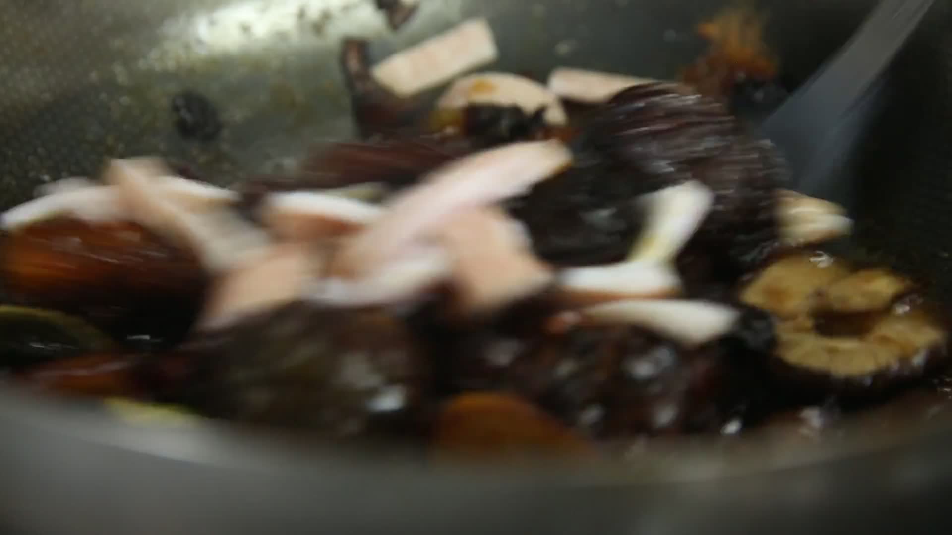 各种香料炒制底料卤肉视频的预览图