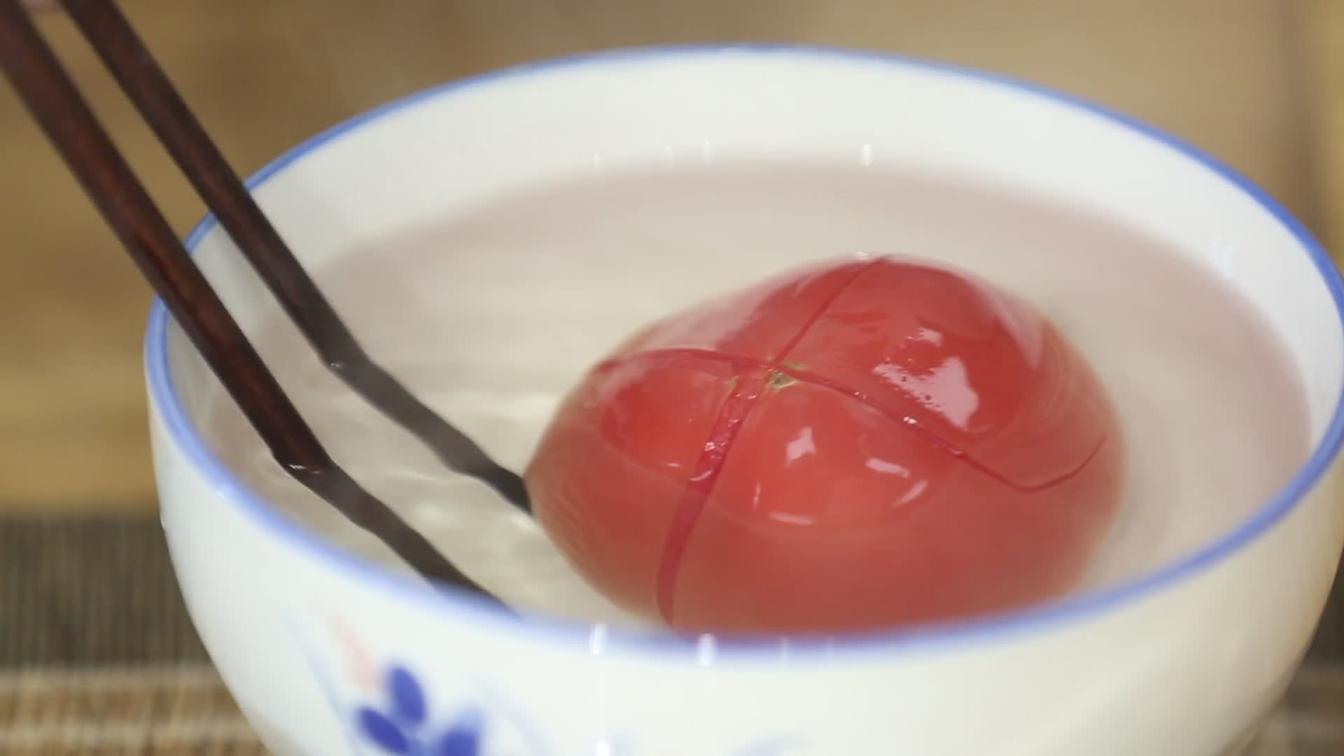 开水烫西红柿去皮视频的预览图