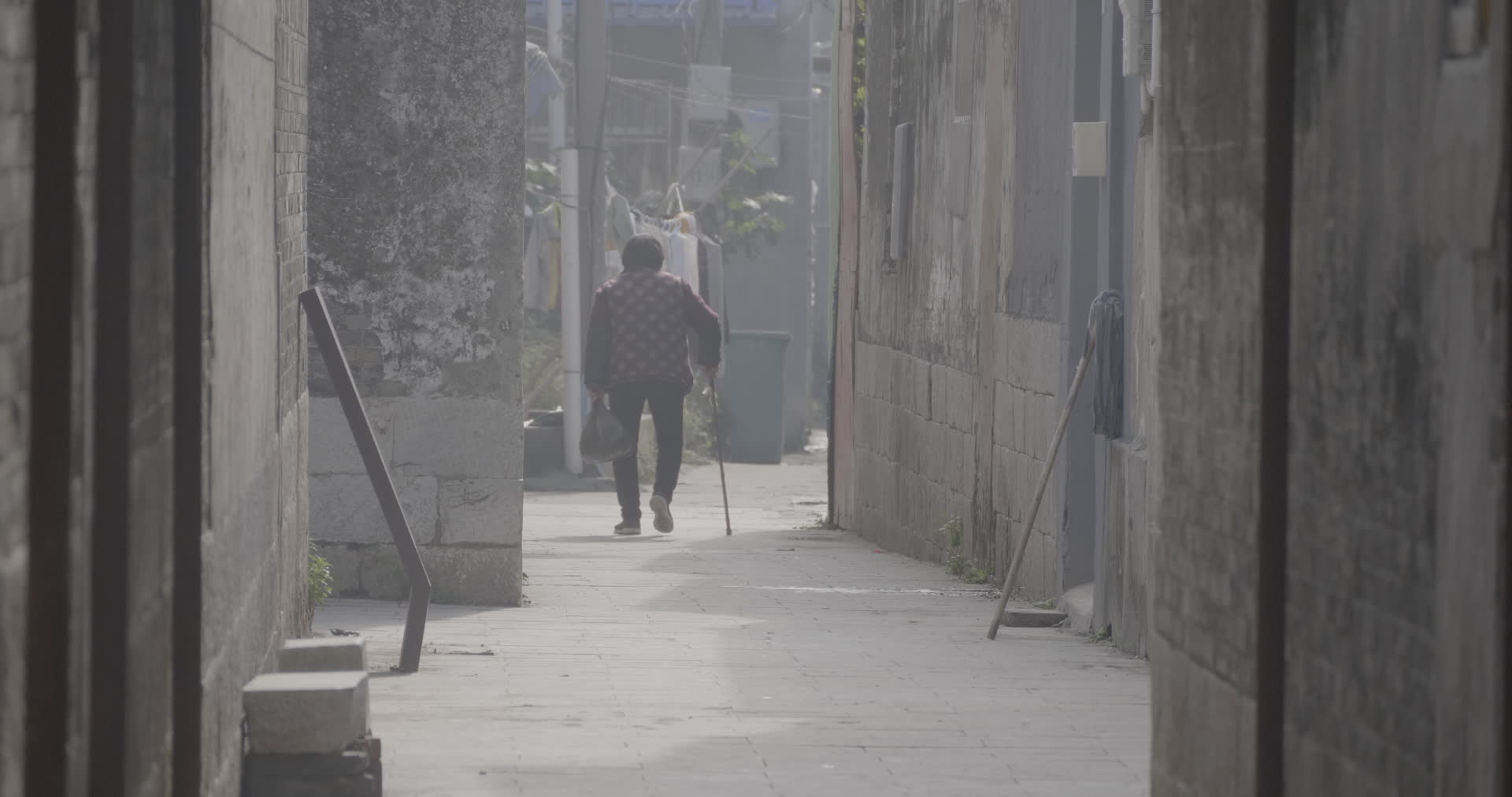 南京江宁杨柳村古建筑群深巷拄拐杖走路的老年人4K实拍视频视频的预览图