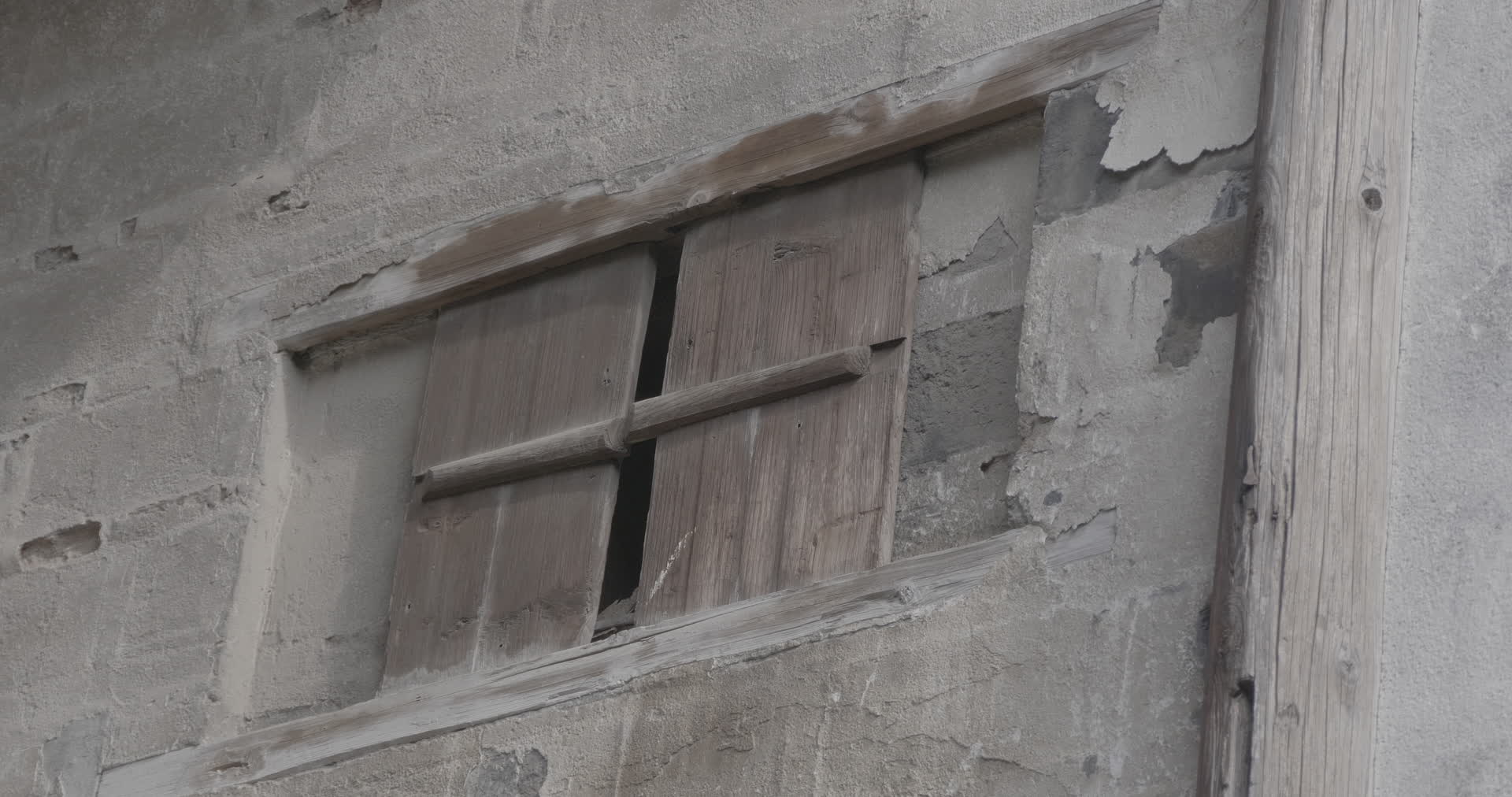 南京江宁杨柳村古建筑群破旧废弃房屋窗户4K实拍视频视频的预览图