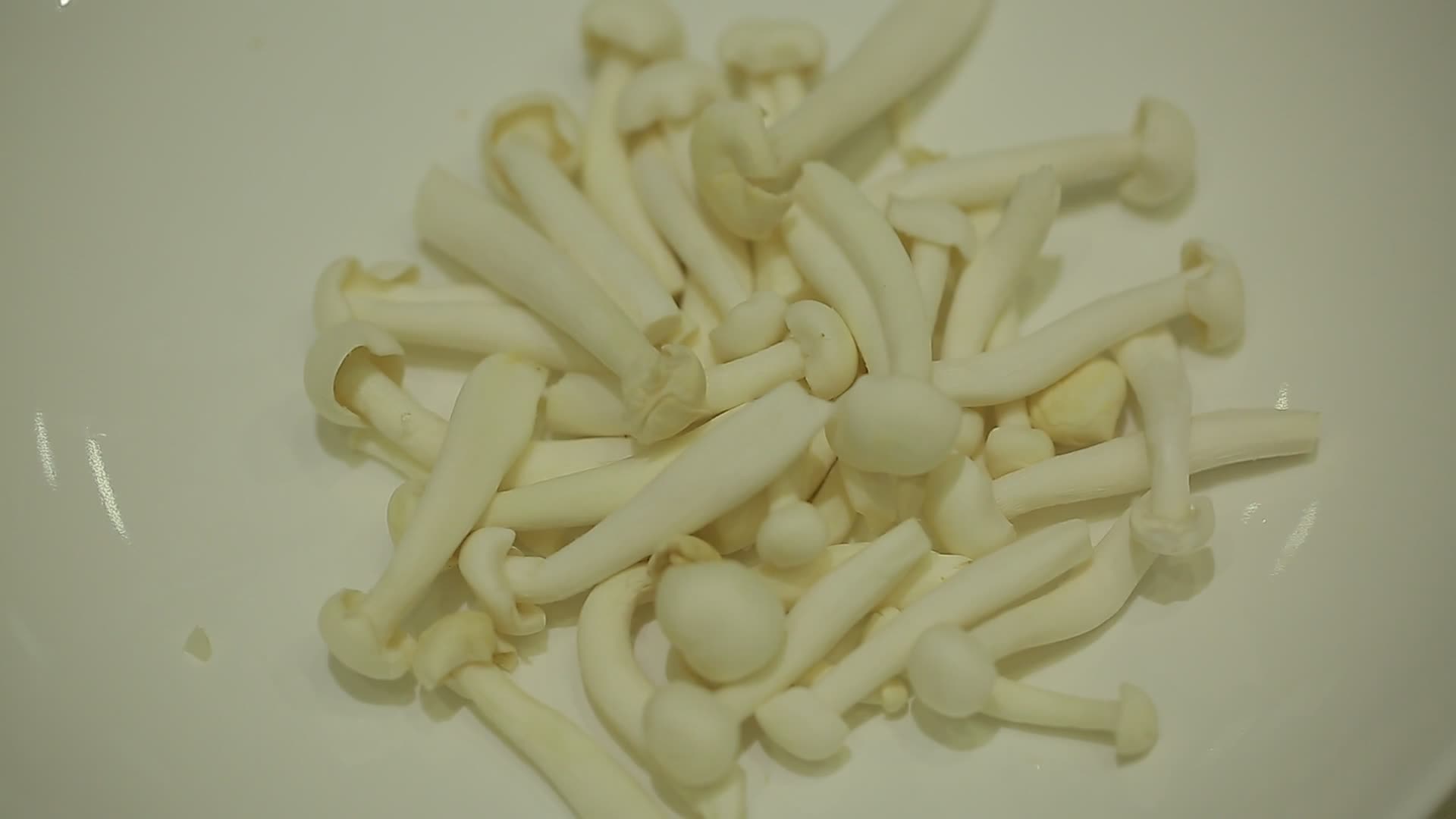蟹味菇海鲜菇白玉菇视频的预览图