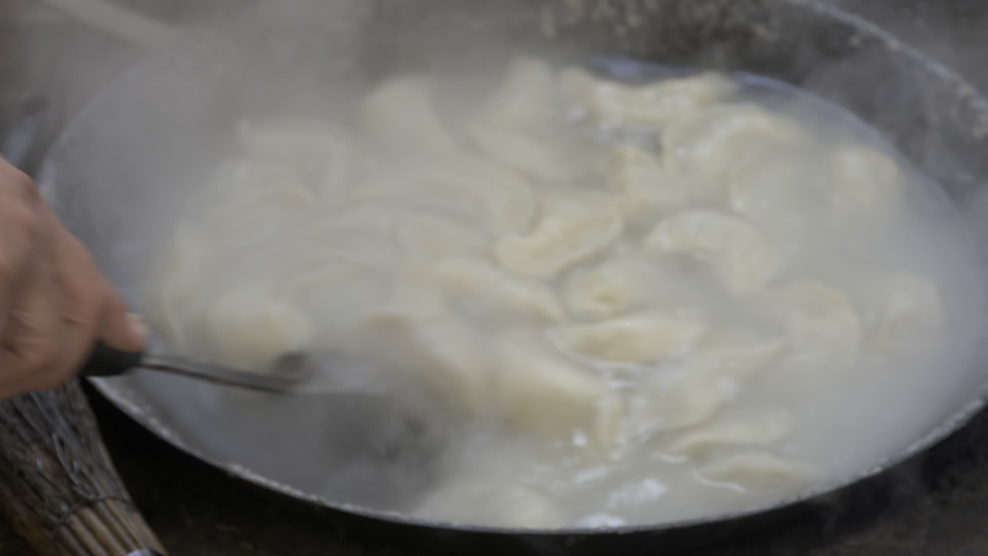 春节农村铁锅煮水饺4K实拍视频视频的预览图