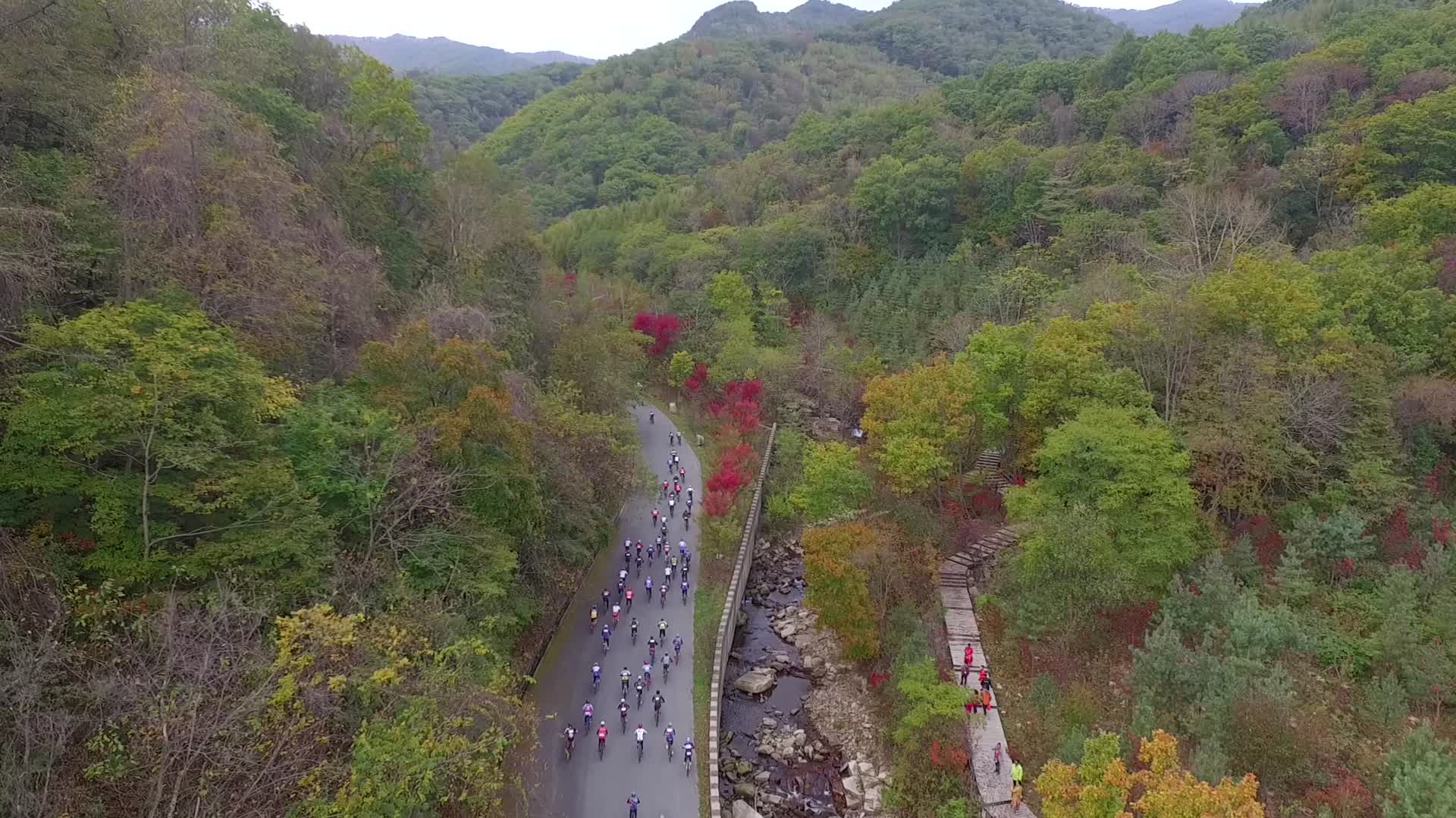 航拍山顶骑行自行车爬坡比赛视频的预览图