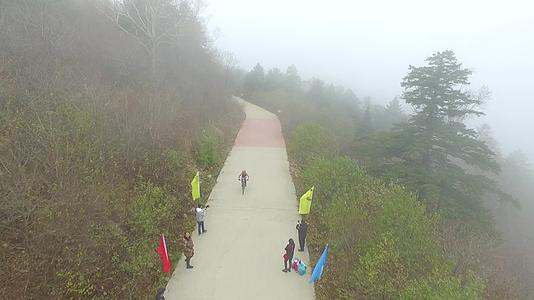 山顶云雾自行车冲刺视频的预览图