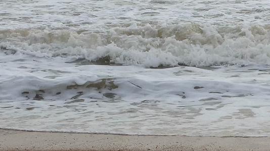 海浪拍打岸边4K视频视频的预览图