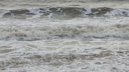 海浪涌上岸边4K视频视频的预览图
