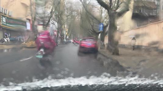 车窗模糊下雨湿漉漉人行道视频的预览图