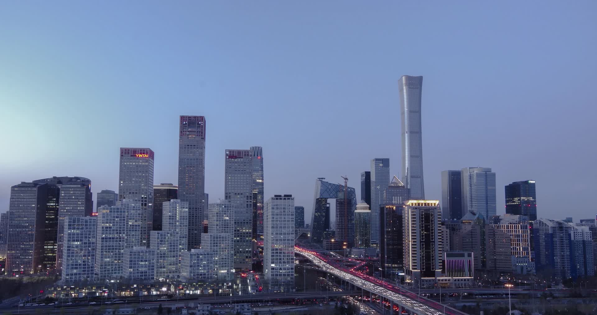 北京市中心商务区傍晚亮灯延时视频的预览图