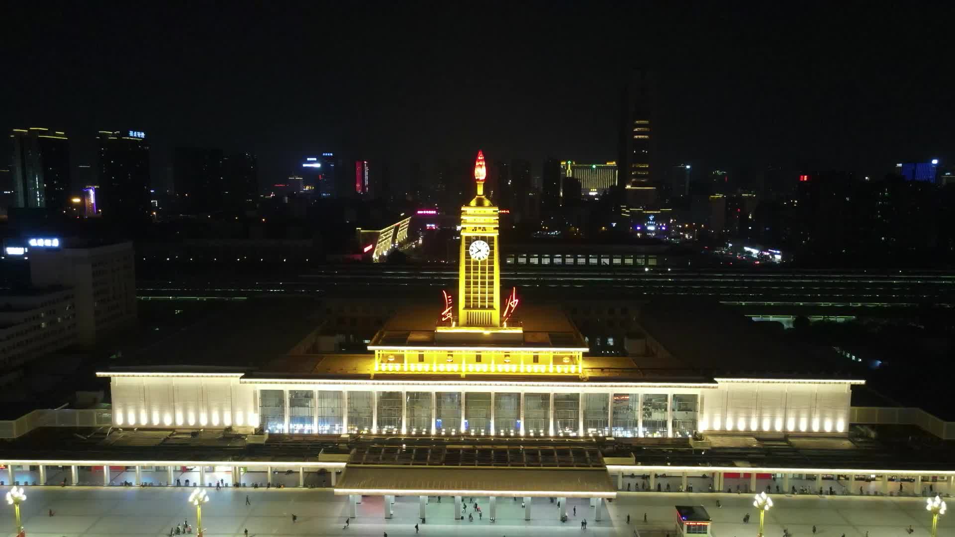 航拍湖南长沙火车站交通夜景视频的预览图