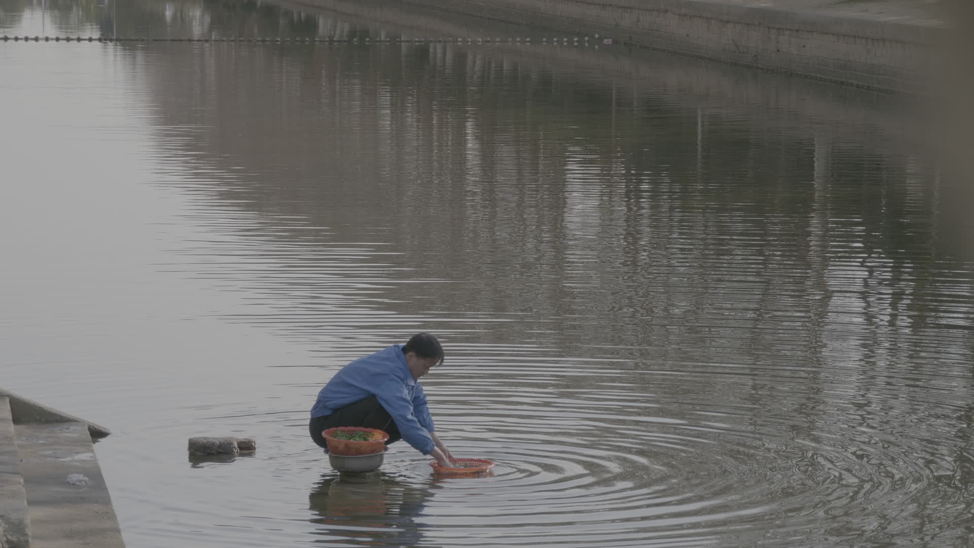 南京江宁男人河边洗菜4K实拍视频视频的预览图