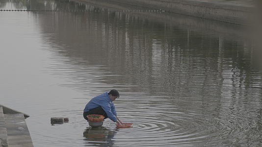 南京江宁男人河边洗菜4K实拍视频视频的预览图