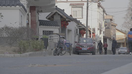 南京江宁梅家巷巷道人物生活汽车行驶4K实拍视频视频的预览图
