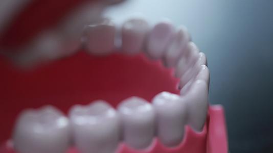 牙齿模型演示刷牙方法视频的预览图