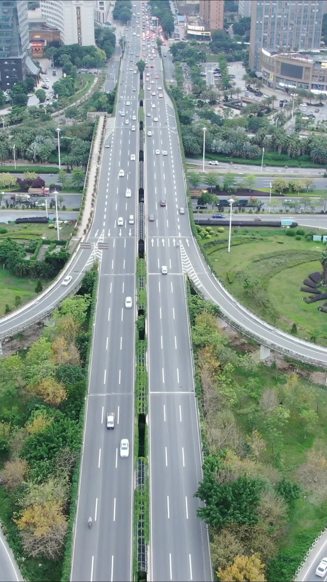城市笔直交通大道竖屏航拍视频的预览图