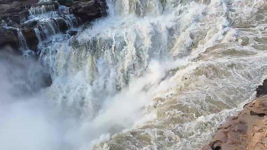 航拍黄河壶口瀑布视频的预览图