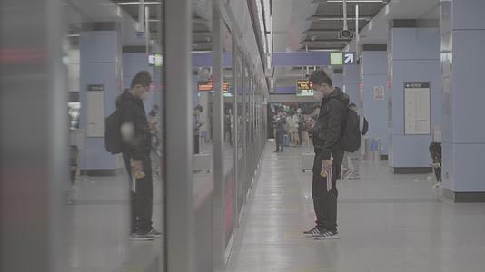 南京地铁南京南站地铁站候车旅客实拍视频视频的预览图