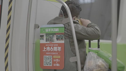 南京地铁3号线打电话的男人4K实拍视频视频的预览图