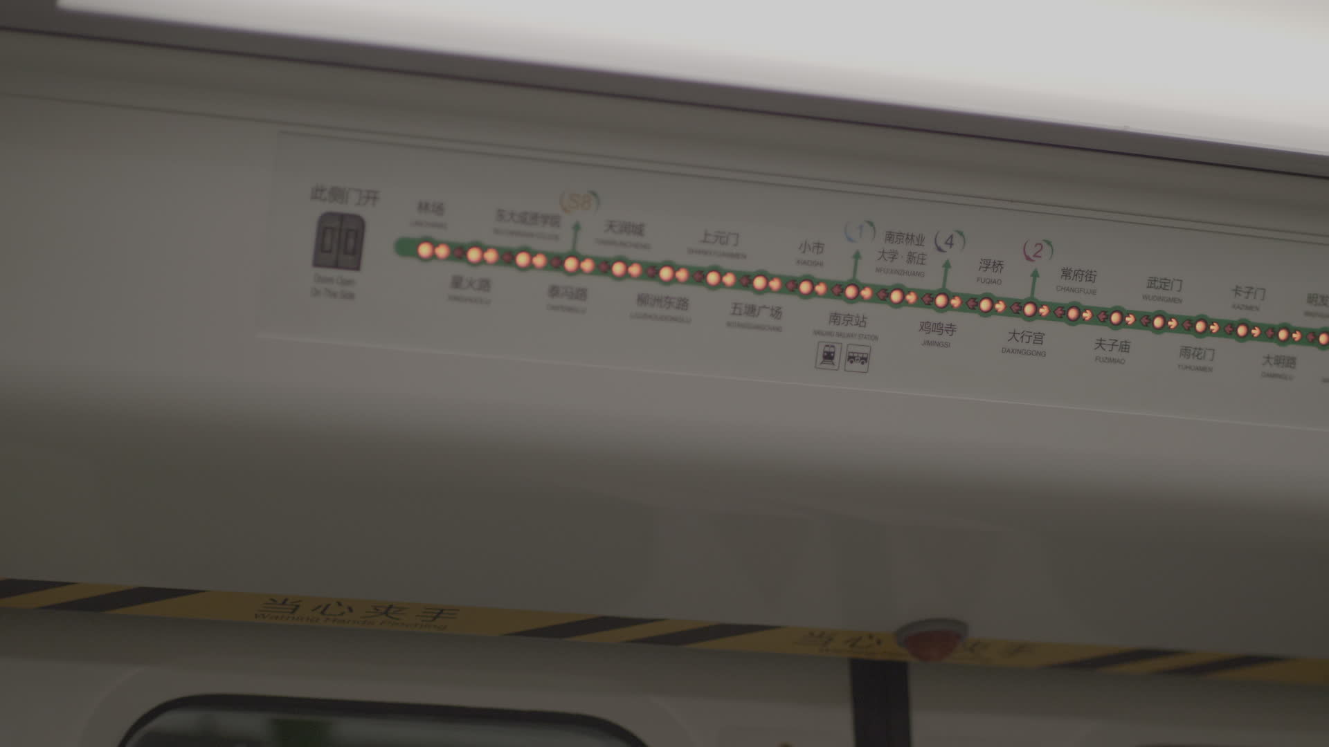 南京地铁车厢内站名行驶路线图实拍视频视频的预览图