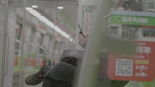 南京地铁3号线车厢内旅客玩手机4K实拍视频视频的预览图