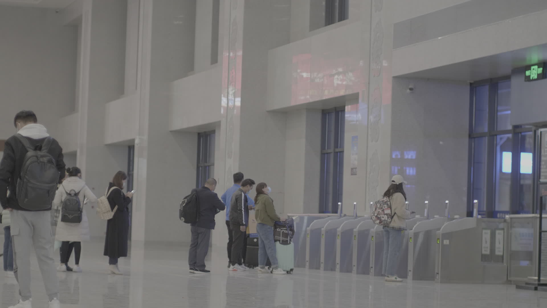 徐州睢宁高铁站站内等候检票排队乘客4K实拍视频视频的预览图