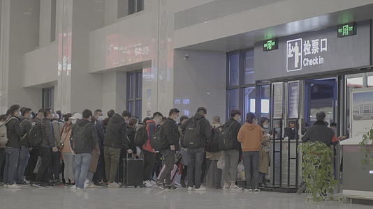 徐州睢宁高铁站乘客检票4K实拍视频视频的预览图