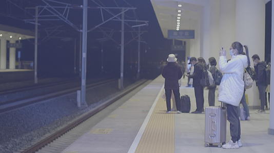 徐州睢宁高铁站站台等候高铁列车进站排队乘客4K实拍视频视频的预览图
