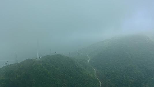 高清航拍高山朦胧雾气大景视频的预览图
