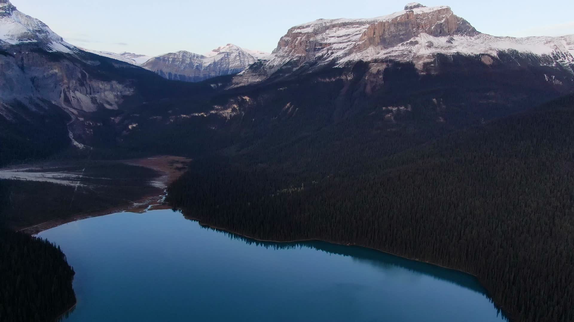 4K航拍加拿大风光视频的预览图