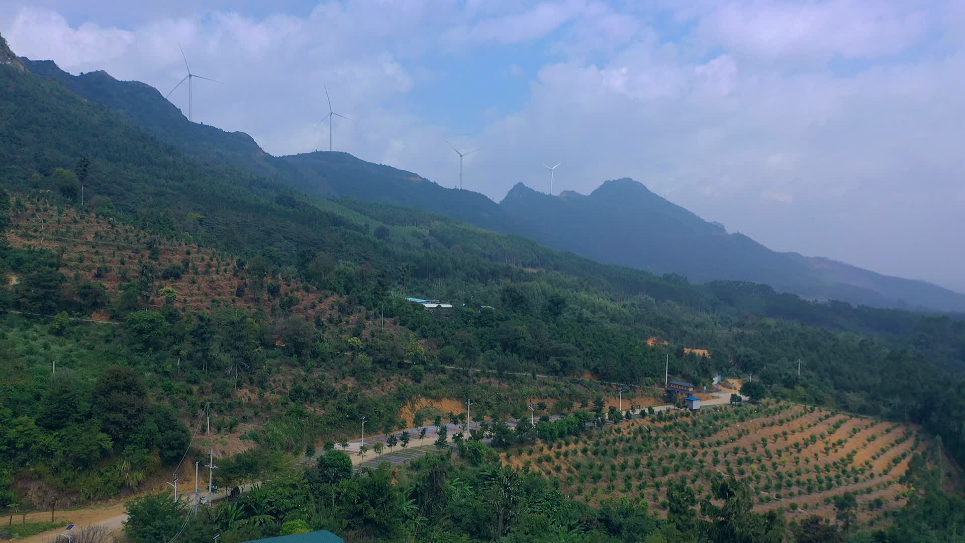 高山脚下的村庄视频的预览图