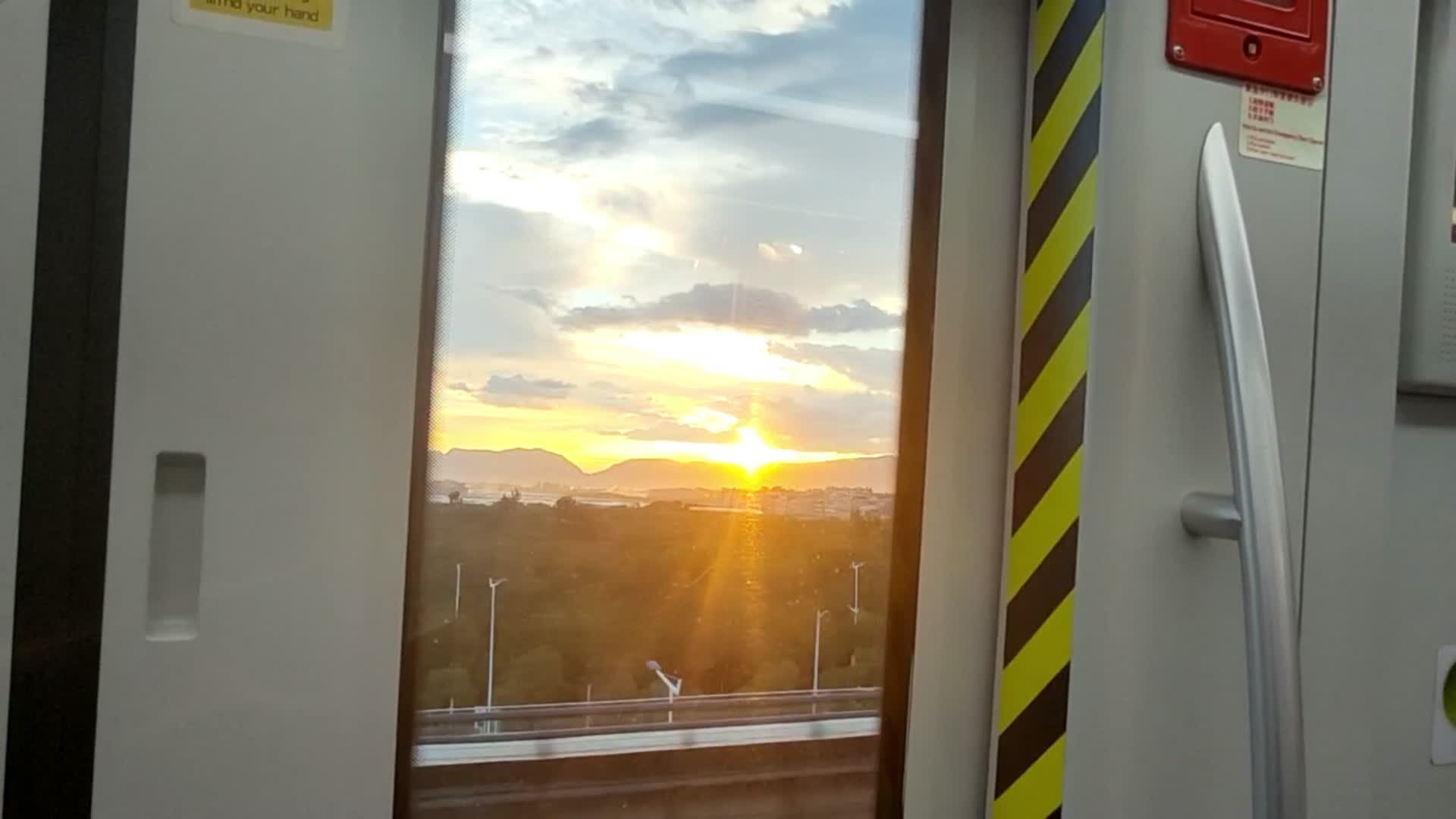 地铁窗外视频的预览图