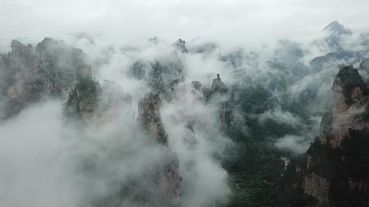 4K航拍唯美张家界武陵源天子山峰林视频的预览图