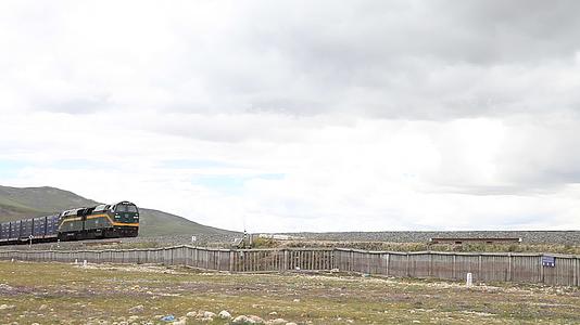 青藏高原青藏线火车青藏铁路视频的预览图