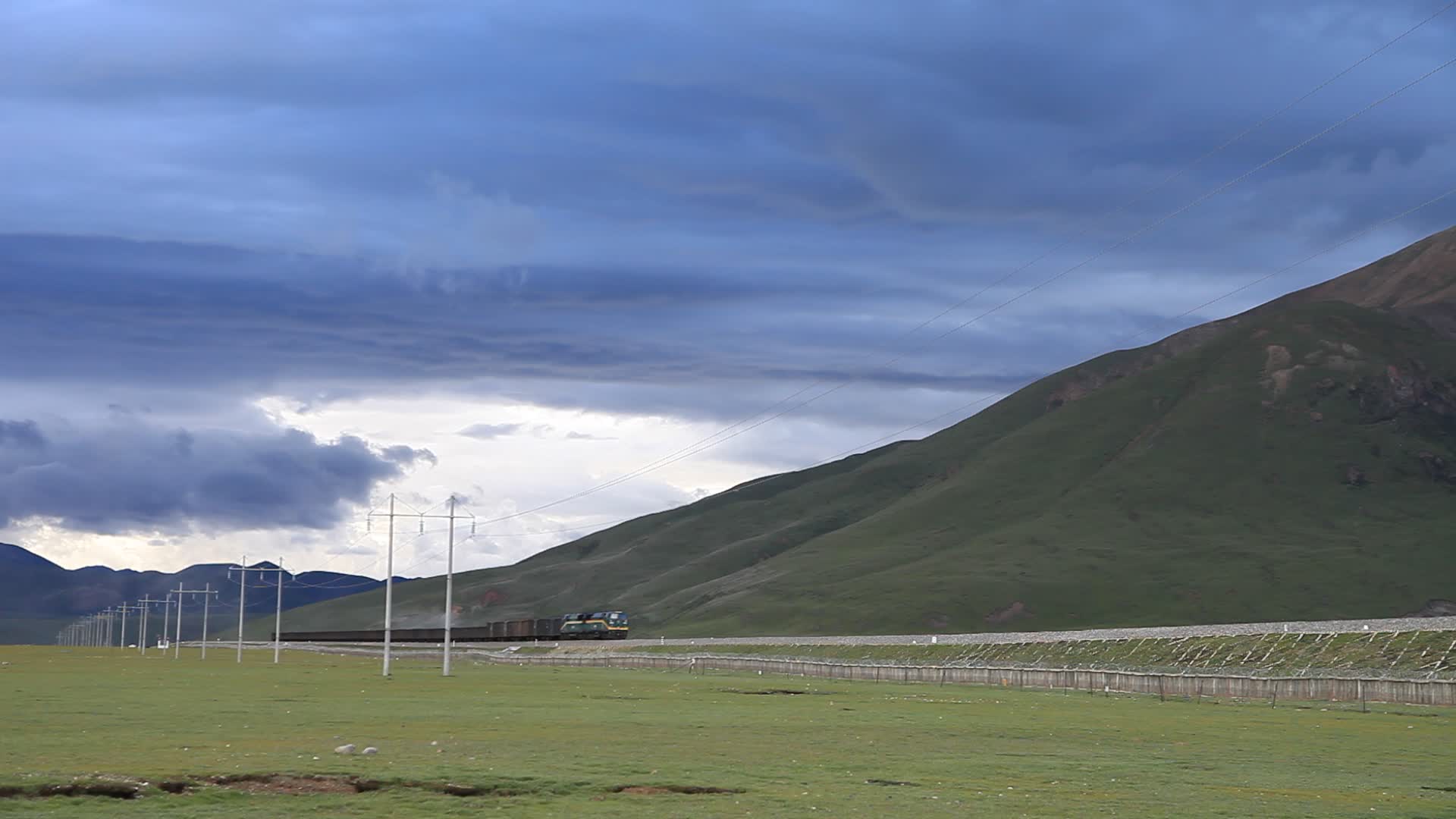 青藏高原青藏铁路火车视频的预览图