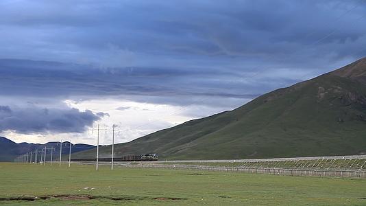 青藏高原青藏铁路火车视频的预览图