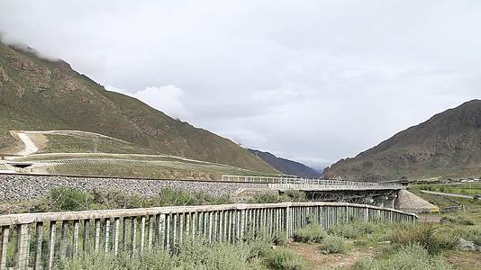 青藏高原青藏线火车视频的预览图