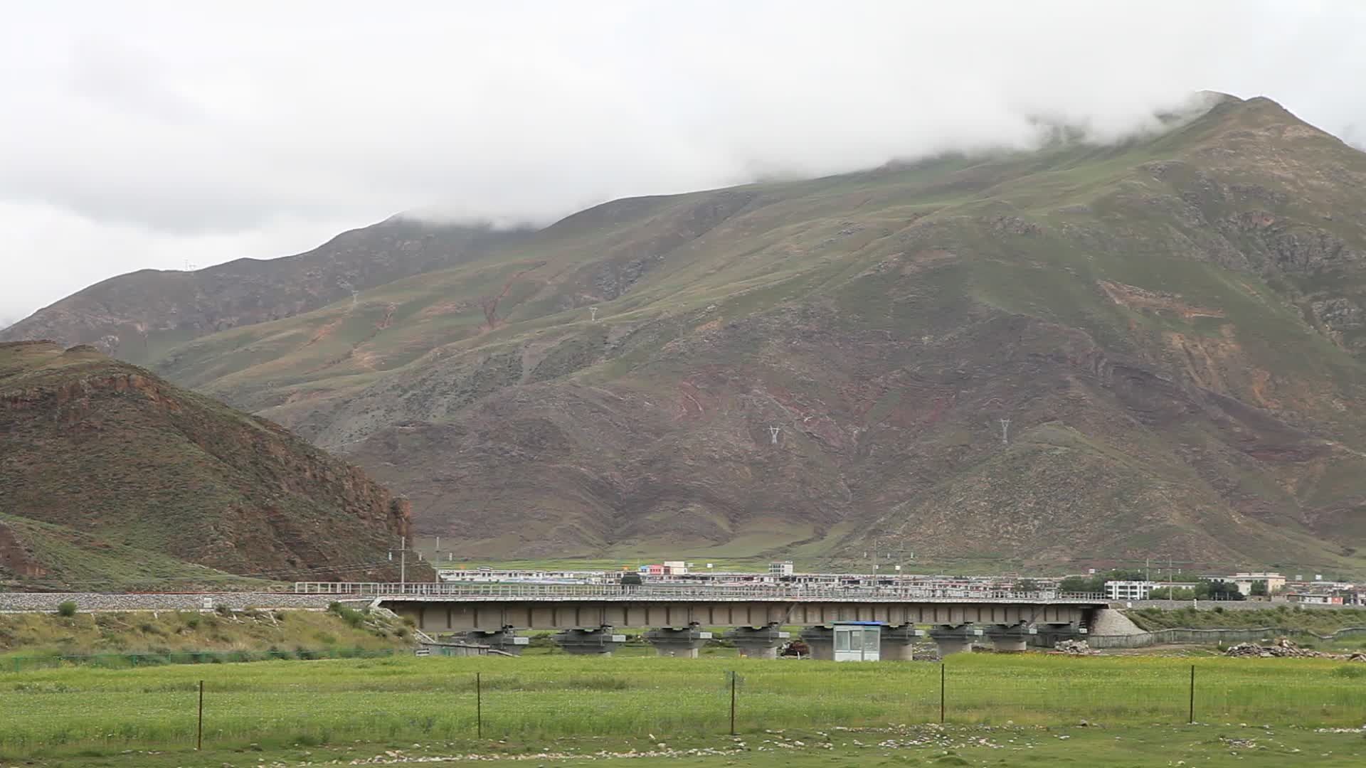 青藏高原青藏铁路西藏风光视频的预览图