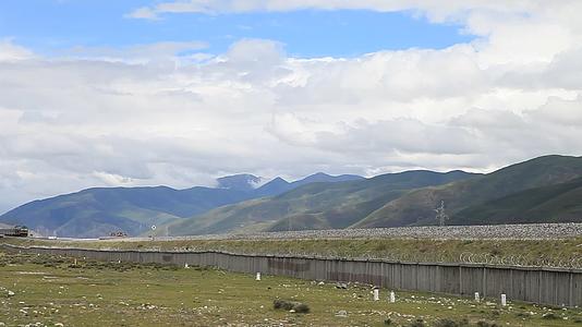 青藏高原青藏铁路内燃机车牵引列车视频的预览图