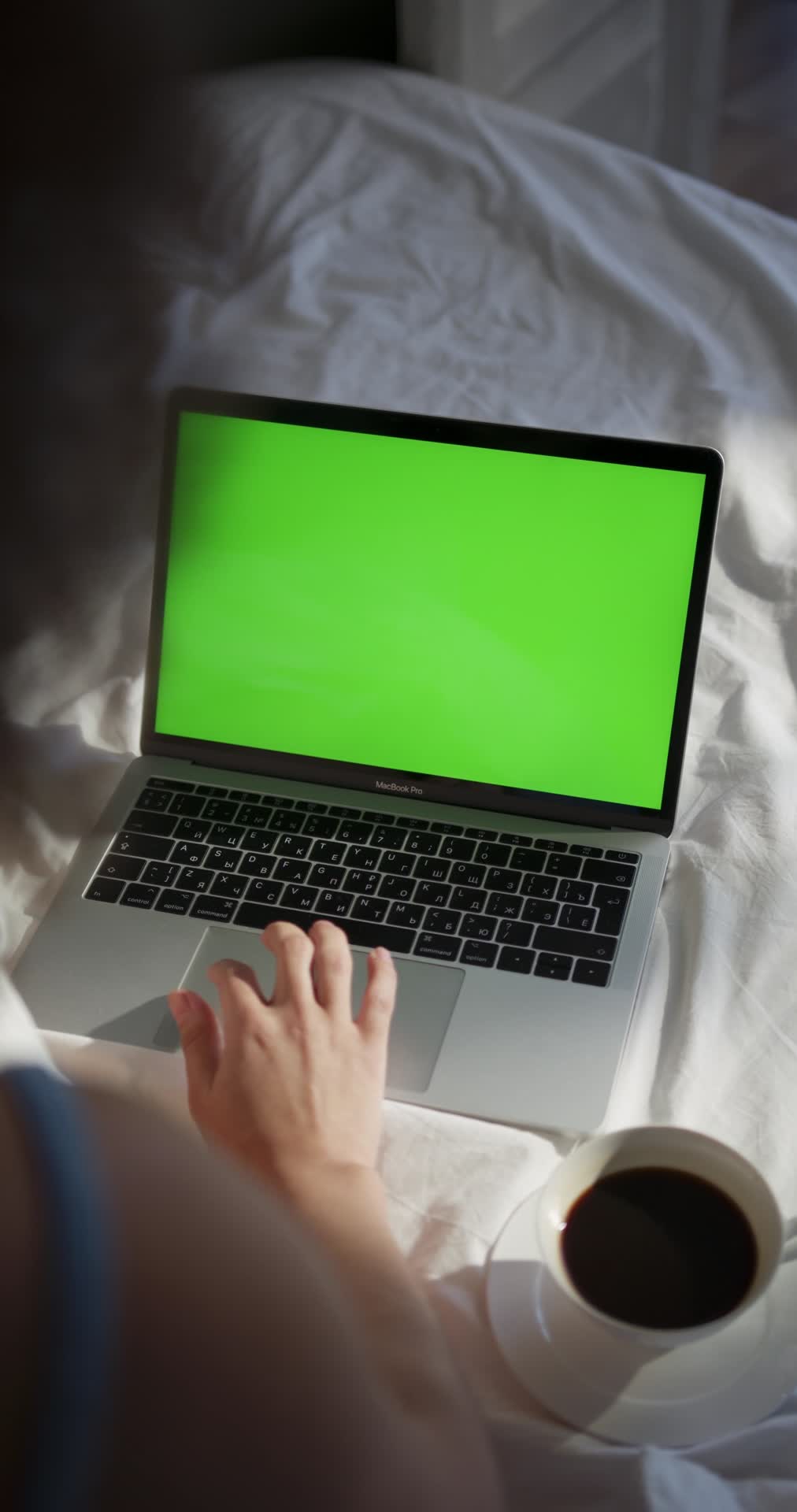 竖版竖屏笔记本电脑绿幕抠像视频宣传广告视频的预览图