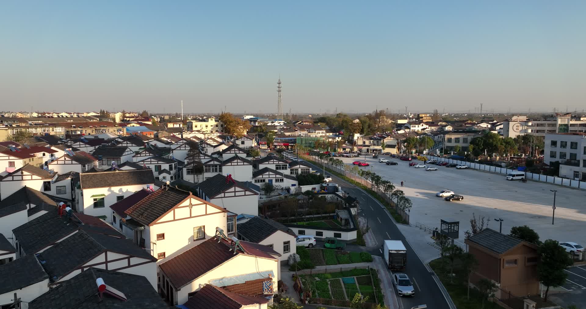 南京江宁秣陵乡镇自建房乡村停车场航拍4K实拍视频视频的预览图