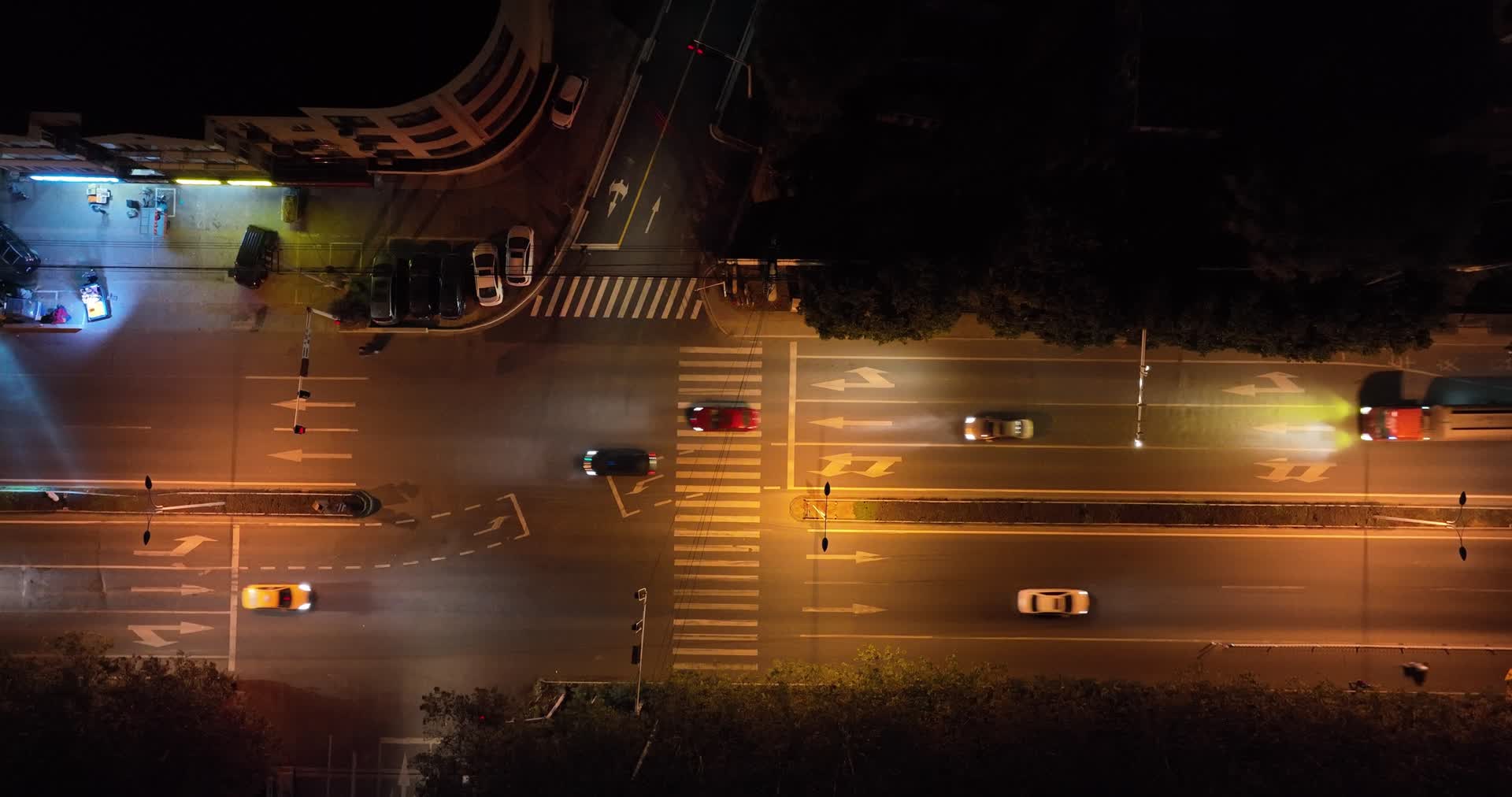 俯拍道路上行驶的车辆航拍4K实拍视频视频的预览图