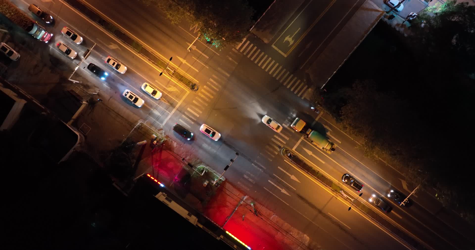 俯拍道路上行驶的车辆航拍4K实拍视频视频的预览图