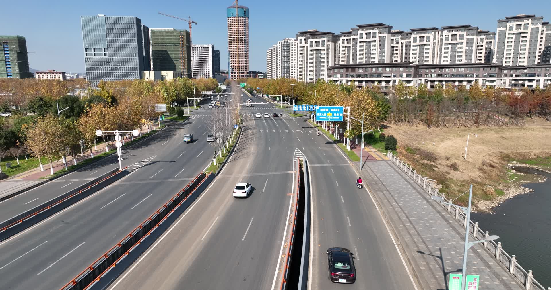 南京江宁金村桥行驶车流航拍4K实拍视频视频的预览图
