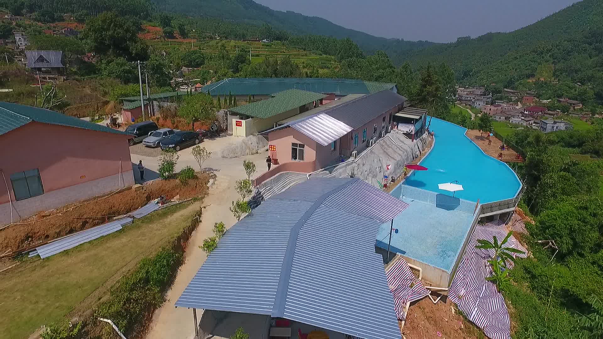 广西网红山上游泳池视频的预览图