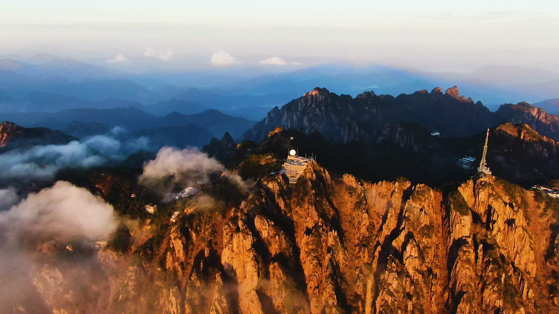 4K航拍黄山日出云海视频的预览图