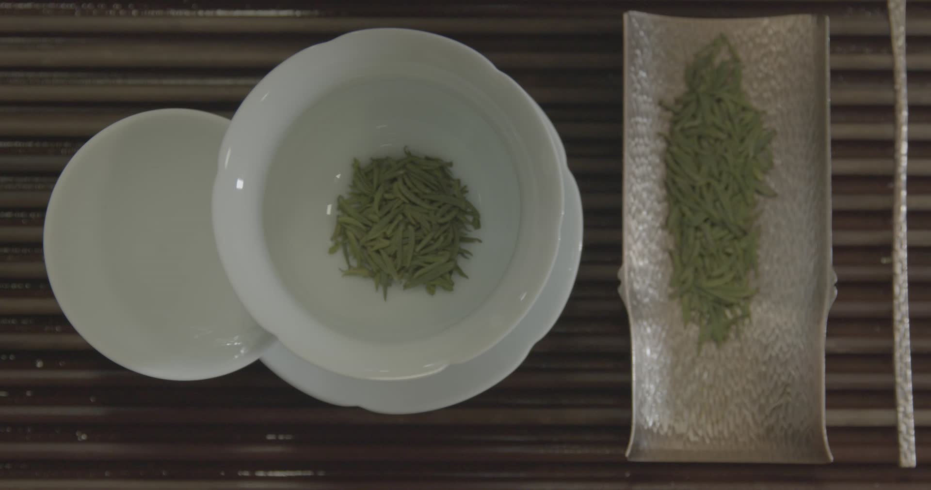 茶叶倒茶水泡茶茶艺高清实拍视频的预览图