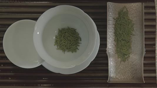 茶叶倒茶水泡茶茶艺高清实拍视频的预览图
