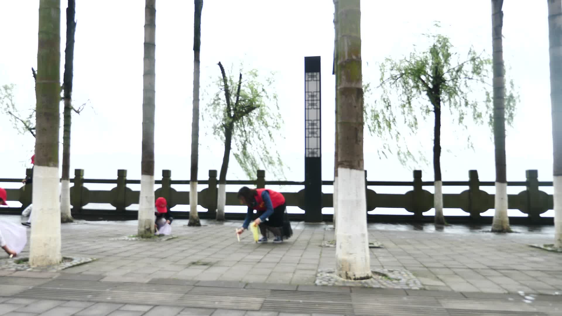 文明文明城市志愿者捡拾垃圾小红帽打扫卫生视频视频的预览图